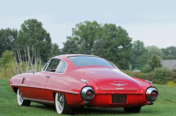 Краткият замисъл тук беше да се измисли нещо суперхлъзгаво, а не показно. В резултат на това чистите линии на Adventurer бяха много занижени, но тези вдъхновени задни светлини подсказват какво ще дойде с по-късните концепции на Chrysler.